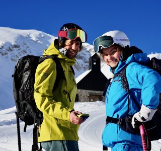 2 personen mit skihelm , kapelle auf der zugspitze