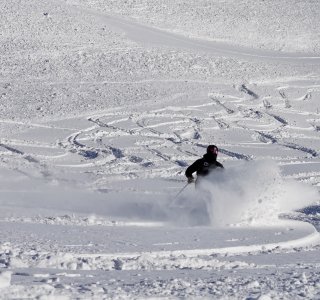 Bei unseren tiefschneekursen auf der Zugspitze erlernst du die richtige Skitechnik, damit du bei deiner nächsten Skitour sicher und Freude die Abfahrt genießen kannst.