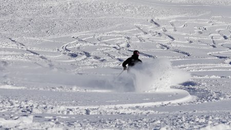 Bei unseren tiefschneekursen auf der Zugspitze erlernst du die richtige Skitechnik, damit du bei deiner nächsten Skitour sicher und Freude die Abfahrt genießen kannst.