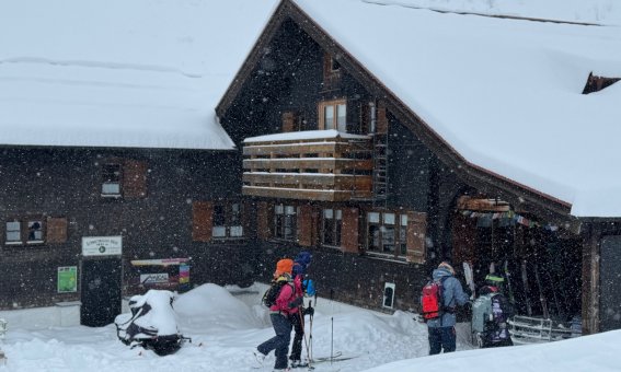 Schwarzwasserhuette, skitourengruppe