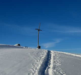 gipfelkreuz, skispur, blauer himmel