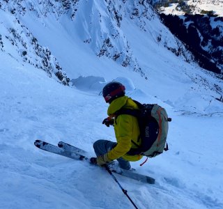 skifahrer in steiler Rinne