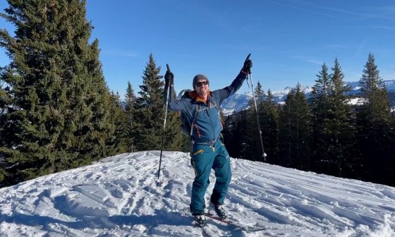 1 person mit erhobenen armen am gipfel, tannen, schnee