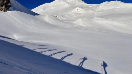 schattenbilder mehrerer personen auf skitour