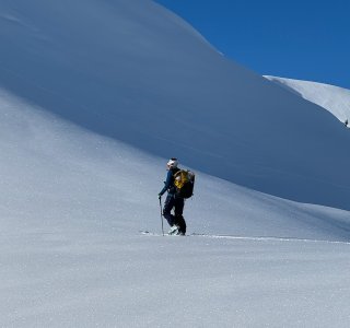 skitourengeherin, neuschnee, blauer himmel