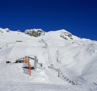 skigebiet nebelhorn, schneeberge, sessellift, skipisten, blauer himmel