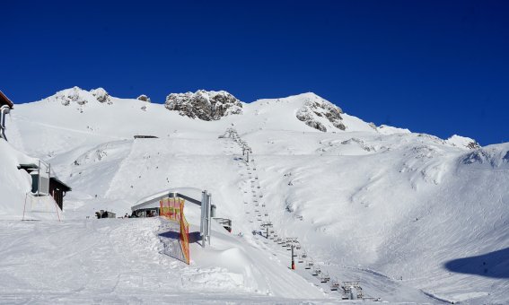 skigebiet nebelhorn, schneeberge, sessellift, skipisten, blauer himmel