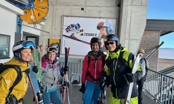 skigruppe im seilbahngebaeude, nebelhorn