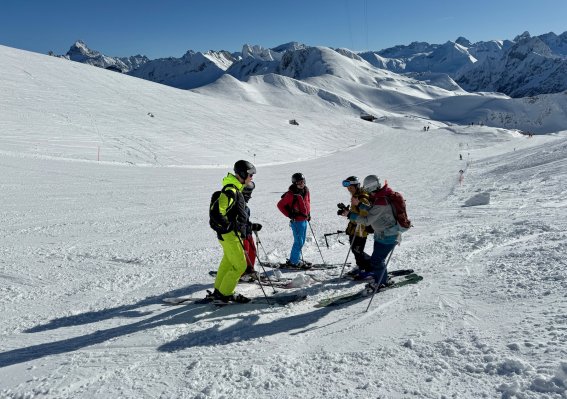 gruppe skifahrer am pistenrand, oberstdorf, tiefschneekurs