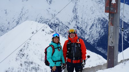 2 skifahrer, gipfelkreuz, namlose wetterspitze, lechtaler
