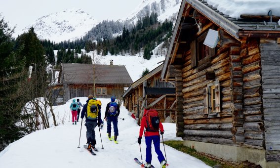 skitourengruppe, blockhaus, almdorf, grauer himmel