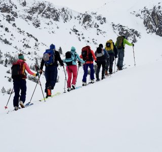 skitourengruppe, 7 personen, schnee, felsen