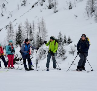 skitourengruppe mit bergfuehrer, schnee, lerchen