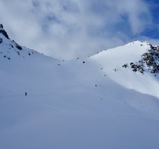 gipfelhang, 2 skitourengehrer, wolken, felsen