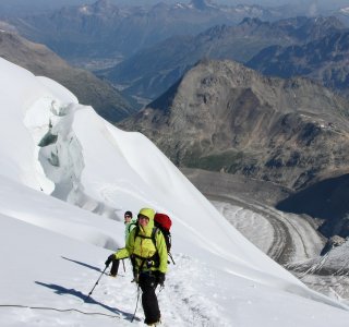 bergsteiger vor gletscherspalte, berge, moräne