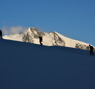 3 bergsteiger. piz palue, schatten, schnee, blauer himmel