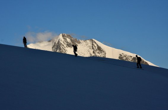 3 bergsteiger. piz palue, schatten, schnee, blauer himmel