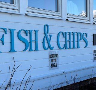 fish & chips schriftzug auf weissem holz, senja, norwegen