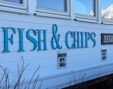 fish & chips schriftzug auf weissem holz, senja, norwegen