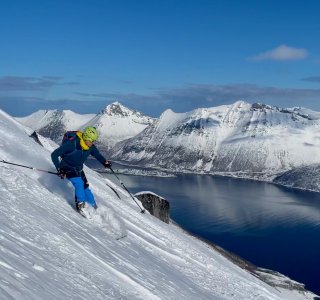 skifahrer am meer in der abfahrt, insel senja, norwegen
