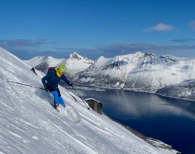 skifahrer am meer in der abfahrt, insel senja, norwegen