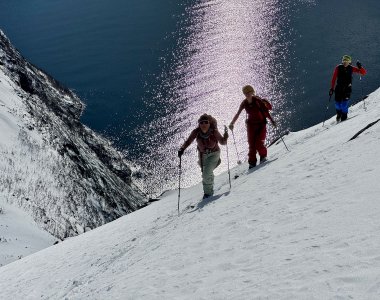 skitourengeher vor sonnenstrahl am meer