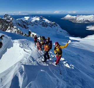 skitourengruppe, gipfel, meer, berge, schnee, blauer himmel