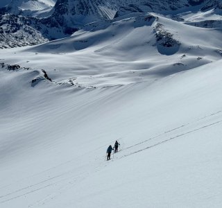 2 skitourengeher in schneeflanke