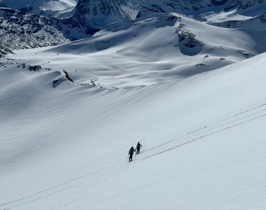 2 skitourengeher in schneeflanke