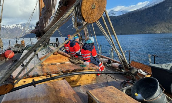 Skitouren am Romsdalfjord mit historische segleschiff