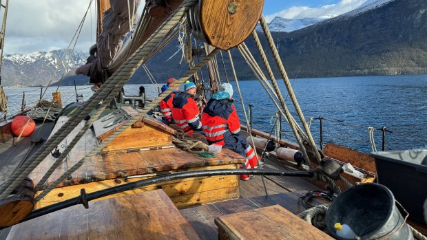 Skitouren am Romsdalfjord mit historische segleschiff