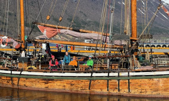 historisches segelschiff, mehrere personen an deck