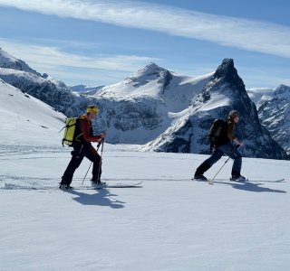 2 skitourengeher vor bergpanorama
