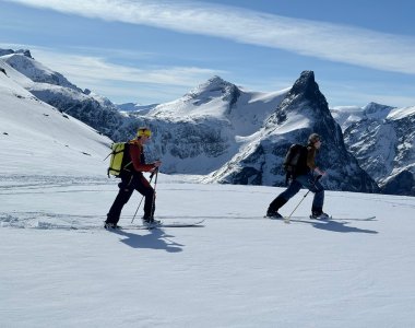 2 skitourengeher vor bergpanorama