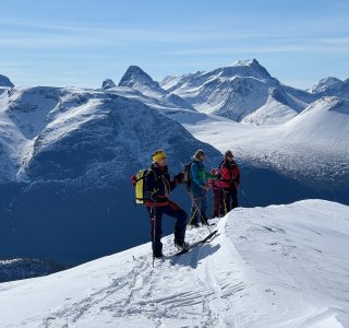 3 skitourengeher, bergpanorama, schnee