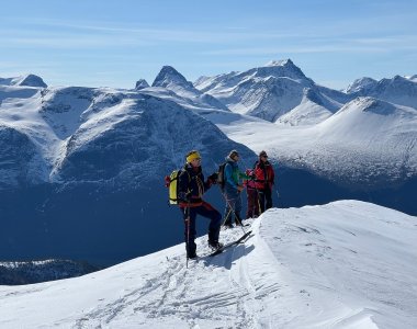 3 skitourengeher, bergpanorama, schnee