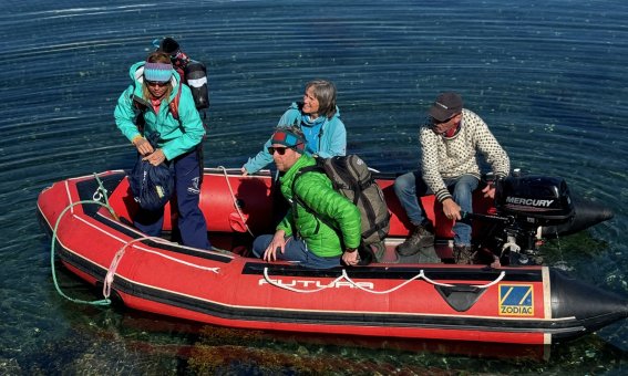 rotes zodiac mit4 personen