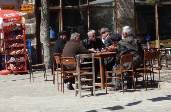 strassenszene vor einem türkischen cafe