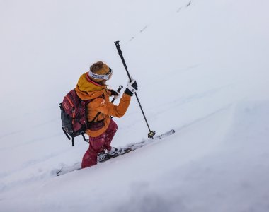 skitourengeher im aufstieg, spitzbergen