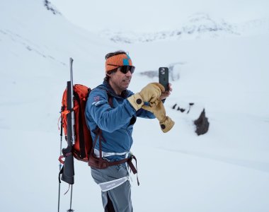 spitzbergen, berfuehrer mit waffe beim fotografieren