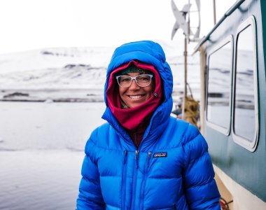 Seit Maia das erste Mal Skitouren oberhalb des 66. Breitengrades unternommen hat, ist sie vom Polarvirus infiziert. Jeden Winter verbringt sie mehrere Wochen nördlich des Polarkreises und genießt es besonders, an Bord der Segelyacht Ocean A in Spitzbergen die einzigartige Polarlandschaft zu erkunden. Skitouren in der Arktis, kombiniert mit dem Erlebnis einer Segelreise, machen diese Abenteuer zu einem unvergesslichen Highlight.

Maia has been infected by the polar virus ever since she first went ski touring above the 66th parallel. Every winter she spends several weeks north of the Arctic Circle and particularly enjoys exploring the unique polar landscape on board the sailing yacht Ocean A in Spitsbergen. Ski tours in the Arctic, combined with the experience of a sailing trip, make these adventures an unforgettable highlight.
