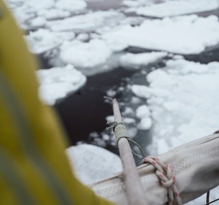 eisschollen vor dem boot auf spitzbergen