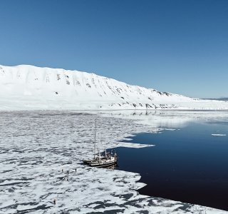 treibeis in einer bucht auf spitzbergen