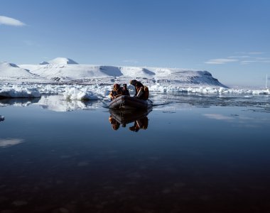 zodiac beim anlanden auf spitzbergen