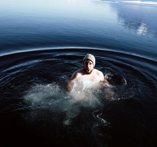 person beim baden im eiswasser