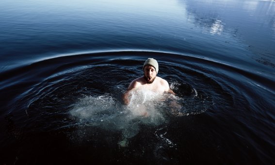 Taylor beim baden im eiswasser, spitzbergen