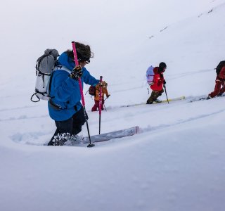 skitourengeher im aufstieg, spitzkehren