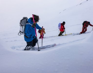 skitourengeher im aufstieg, spitzkehren