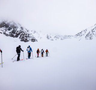 skitourengruppe im aufstieg bei schlechter sicht