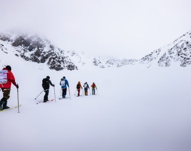 skitourengruppe im aufstieg bei schlechter sicht